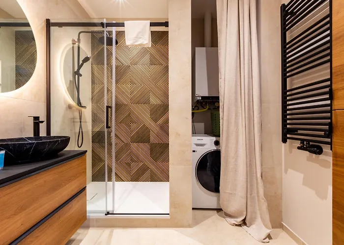 Nowy Port Deluxe By Bookinghost